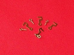 LIQUIDATION DU STOCK / Réf.CROCH / LOT 4 Crochets avec vis / 2 disponibles / 1,00 €